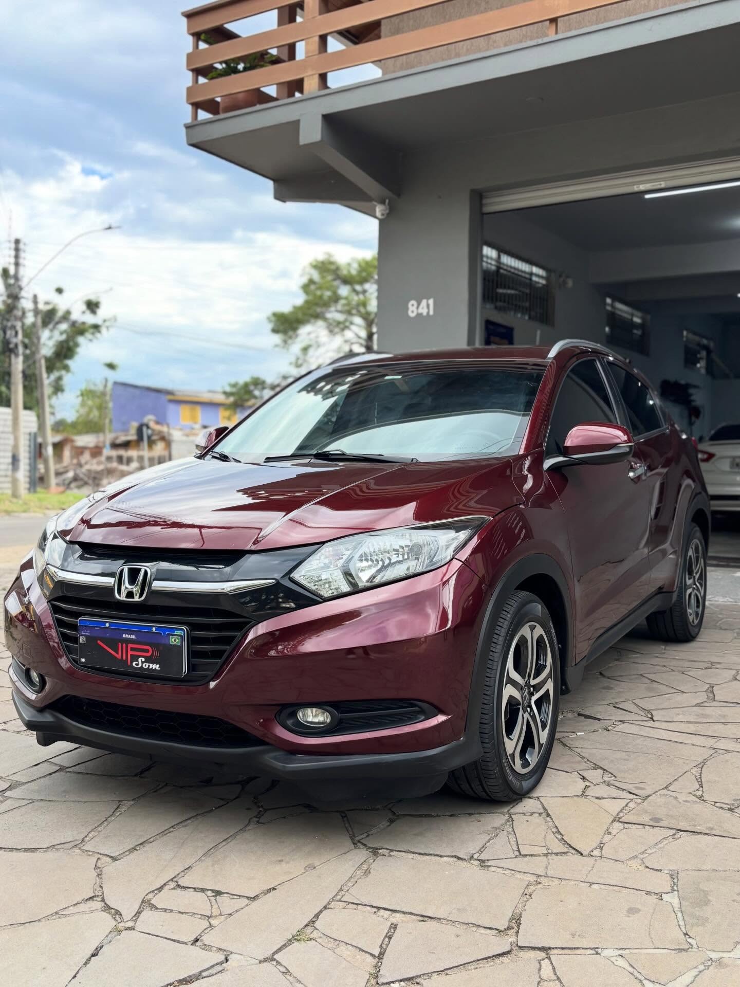 Honda HR-V vermelha com placa Vip Som