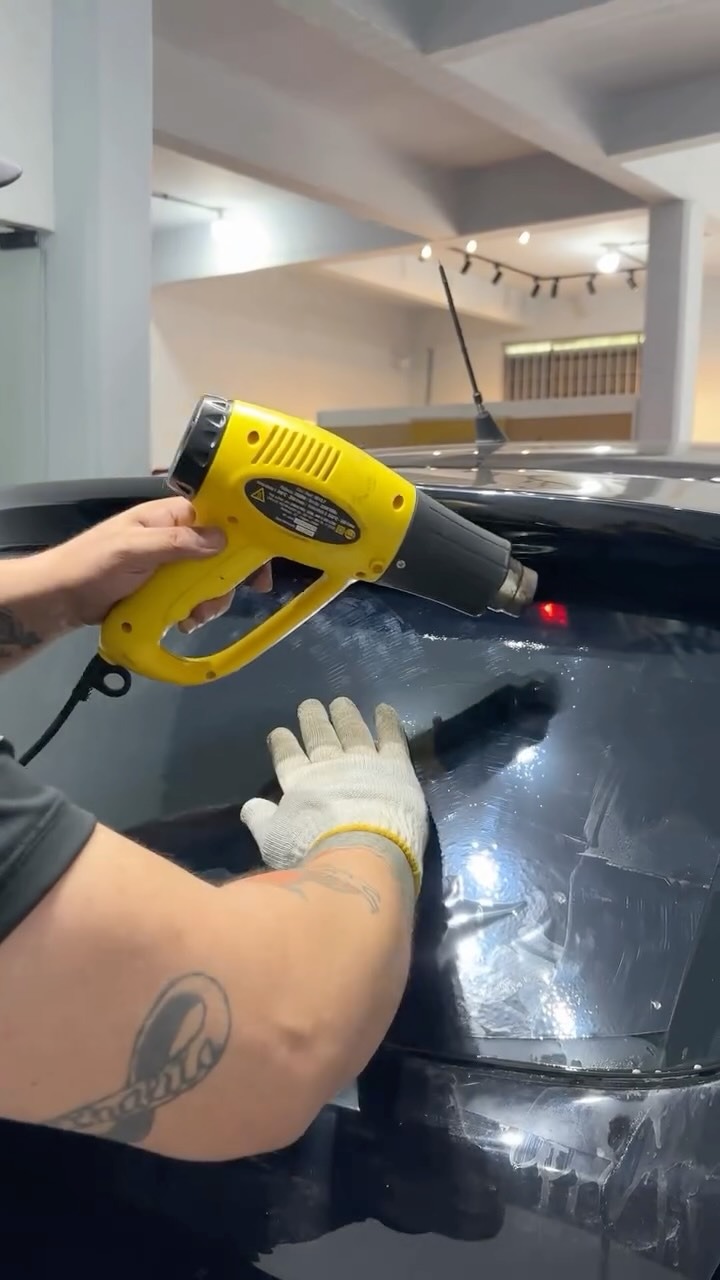 Aplicação de película automotiva