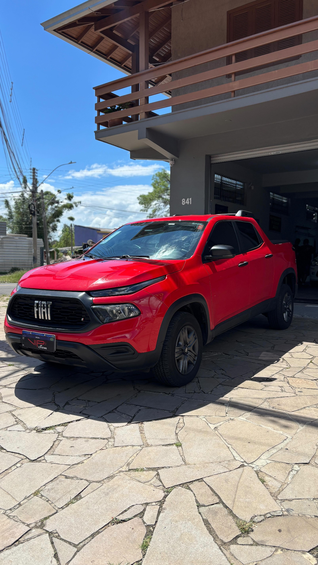 Fiat Toro vermelha na loja Vip Som
